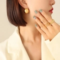 Pendientes en U de oro pulido y conjunto de anillos geométricos en modelo para diario - Dorado