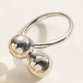 Macro detail van zilveren bypass ring met twee gepolijste grote metalen bollen decoratie - Zilveren Dubbele Bal Bypass Ring / Zilver