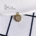 Macro shot of 1.1g golden sun pendant with white rhinestones and size parameters - 22# (Sun Gear)
