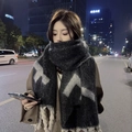 Thick winter scarf in dark grey plush with white geometric patterns and tassel details - 230*35cm / 27307-Black Grey