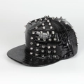 Nahaufnahme der schwarzen Krokodil-Leder-Snapback-Mütze mit silbernen Punk-Nieten - Verstellbar / Schwarz