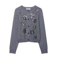 Dettaglio ravvicinato del cardigan grigio con intricati ricami floreali di perline - S / Grigio