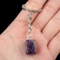Llavero de cristal de amatista púrpura con colgante rectangular y anillo de metal plateado - Amatista