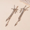 Dettaglio di orecchini a croce argento con strass scintillanti e ciondoli a cono - Argento