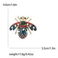 Dettaglio della spilla a ape in smalto con strass e dimensioni di 4,0 cm per 3,2 cm - Verde