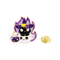 Broche en émail chat noir magicien dans un crâne avec fermoir papillon en métal doré - Chat dans un Bol en Crâne (C2607-3)