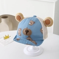 Dettaglio del cappellino blu per neonati con orecchie da orso e rete estiva - 48cm (6-20 Mesi) / Blu