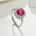 Elegante zilveren ring met centrale rode robijn omringd door witte diamantcluster - Rood Korund - Zilver