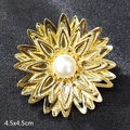 Vintage gold flower brooch with central pearl inlay and diamond accents, 4.5x4.5cm - Shiny Gold Flower