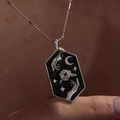 Silberner sechseckiger Kettenanhänger mit Mond, Stern und Rosen-Schädel-Tarotmotiven - Silber