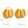 Détail de boucles d'oreilles vagues dorées irrégulières mesurant 3,02 cm x 3,16 cm - Style de Vague Plissée Irrégulière (HC-E10491)