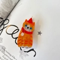 Pinza de pelo gato atigrado naranja en acrílico con gorro de Navidad rojo y bufanda - 5,5 cm / Gato de Navidad de Ojos Azules