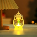 Detail der weißen Weihnachts-LED-Laterne mit warmgelbem Licht und Merry Christmas Aufdruck - Weihnachtsbaum / Weiß