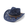 Dettaglio cappello da cowboy in paglia blu con nastro etnico, perline e ciondoli - Blu navy
