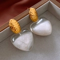 Boucles d'oreilles cœur dorées martelées avec texture en résine de marbre - Boucles d'oreilles cœur à motif de marbre blanc martelé doré