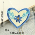 Toppa ricamata a fragola a forma di cuore blu, 5,6x4,8 cm, per decorazione vestiti - Cuore Floreale Blu (B1L-C-1-9)