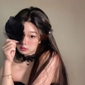 Elegante choker di pizzo nero con ciondolo di perle e accessorio per capelli in piume - Nero