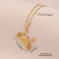 Goldene Krabbe Halskette aus Edelstahl mit verstellbarer Kette auf rosa Hintergrund - Crab Style