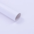 Gros plan du rouleau de papier de soie blanc pour bouquets de fleurs et emballages cadeaux - Paquet de 20 / Blanc