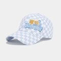 Detail der Oktoberfest-Kappe mit blau-weißem Karomuster und Bierkrug-Aufnäher - Oktoberfest Karomuster