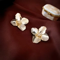 Dettaglio degli orecchini a fiore dorati con zirconi su tessuto di seta scuro - Silver Earring Post - Orecchini a Bottone Fiore d'Oro / Oro