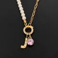 Collar de acero inoxidable con perlas, colgante letra J y gema rosa brillante redonda - Letra J