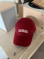 Dettaglio del cappellino rosso in cotone spazzolato con ricamo Colorado bianco sul tavolo - Taglia unica / Borgogna