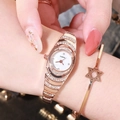 Montre à quartz femme or rose avec diamants et bracelet étoile assorti porté au poignet - Or Rose Avec Bracelet Étoile à Cinq Branches / Or rose