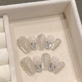 Detalle de uñas postizas hechas a mano ojo de gato con pedrería en caja de terciopelo - Extra Pequeño (XS) / Estilo Trapecio Corto 1501 (9999)
