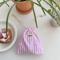 Sacchetto a righe bianche e rosa con coulisse, etichetta tessuta e trama di cotone morbido - Righe Rosa