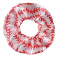 Détail d'un chouchou à cheveux blanc avec motif de couture baseball et texture satin - Softball Rouge