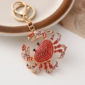 Portachiavi a forma di granchio dorato con strass rossi e cristalli AB su un piatto - Rosso