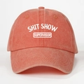 Détail d'une casquette en coton lavé corail avec texte SHIT SHOW SUPERVISOR en blanc - Orange