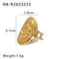 Vue macro d'une grande bague en acier doré 18K avec design en spirale ovale et mesures - Style de Vortex en Spirale Ovale (NB-R2023233)