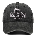 Detailopname van de vintage gewassen katoenen pet met roze New Mom 2025 borduursel - Gewassen Zwart (MOM 2025)