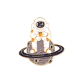 Badge astronaute sur Saturne en émail avec bordure dorée et détail de tasse orange - Astronaute sur la Planète Saturne