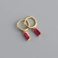 Orecchini a cerchio dorati con eleganti pendenti rettangolari in cristallo rosso rubino - Orecchini Rettangolari con Strass Rosso (S-E1535) / Oro
