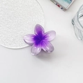 Nahaufnahme der lilafarbenen Plumeria-Haarklammer mit Farbverlauf auf weißem Tisch - Lavendel Lila Plumeria