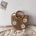 Mini-Rundbeutel aus Stroh mit Gänseblümchen-Verzierung und runden Griffen für den Sommer - Drei Kunststoffblumen-Braun