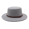 Détail d'un chapeau canotier gris en laine avec ruban marron gaufré et bord plat - M (56-58cm) / Gris clair
