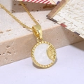 Collar dorado con colgante circular de concha blanca y detalle de sol en metal - Estilo de Rayos de Sol Redondo (ZYN-DMK593G-A3)