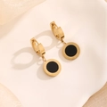 Orecchini in oro 18k con intarsio nero e numeri romani su vassoio in ceramica - 5512 Orecchini a Bottone con Numeri Romani e Conchiglia Nera / Oro