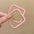 Détail montrant des boucles d'oreilles carrées roses entrelacées au design minimaliste - Rose-Boucles d'Oreilles Carrées (Petit)
