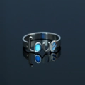 Leuchtender Edelstahlring mit blau glühendem LOVE-Schriftzug auf einer Spiegeloberfläche - US 8 / NY809 Love Paar