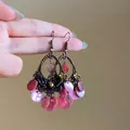 Détail de boucles d'oreilles ethniques avec cadre en bronze et franges de coquillages mauves - Crochet d'oreille Coquillage rose bronze goutte d'eau