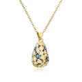 Detailaufnahme der 18K vergoldeten Halskette mit tropfenförmigem Emaille-Auge-Anhänger - Gold Blau & Weiß Stil (22869)