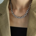 Moderne minimalistische zilveren geometrische schakelketting gedragen met chique outfit - XL39 Ketting / Staalkleur