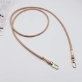 Dettaglio della tracolla tonda in pelle PU beige con moschettoni girevoli in metallo oro - Cachi + Gancio Dorato