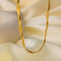 Dettaglio macro della collana a doppia catena a serpente dorata di qualità su seta - Catena a Serpente Doppia Torsione / Oro