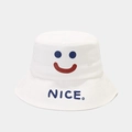 Detailansicht weißer Fischerhut aus Segeltuch mit Smiley und NICE Stickerei - M (56-58cm) / Weiß